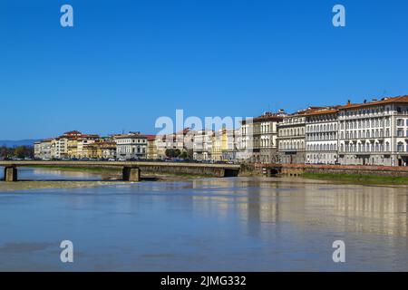 Sul fiume Arno a Firenze, Italia Foto Stock