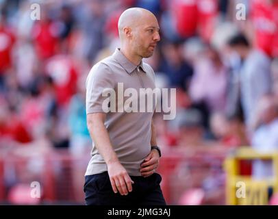 Il manager atletico di Charlton ben Garner si recò allo spogliatoio per metà tempo durante la partita della Sky Bet League One alla Valley di Londra. Data foto: Sabato 6 agosto 2022. Foto Stock