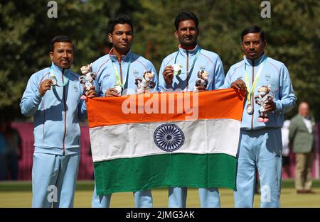 Le medaglie d’argento dell’India, Sunil Bahadur, Navneet Singh, Chandan Kumar Singh e Dinesh Kumar, si pongono sul podio durante la Men’s Fours Lawn Bowls – medaglia al Victoria Park il giorno 9 dei Giochi del Commonwealth 2022 a Birmingham. Data foto: Sabato 6 agosto 2022. Foto Stock