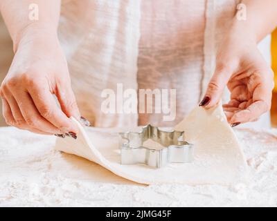 home cottura donna mani biscotti taglierina pasticceria Foto Stock