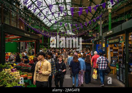 Londra, Regno Unito - Giugno 09 2022: Folla al Borough Market, i mercati più belli del mondo Foto Stock
