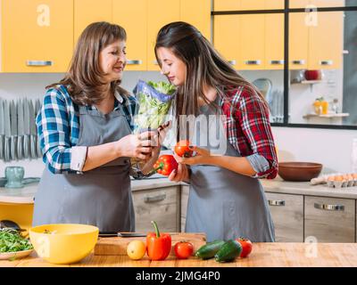 tendenza alimentare biologica cucina vegetariana di famiglia Foto Stock