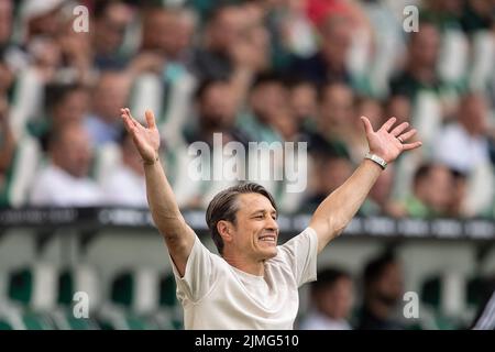 Wolfsburg, Germania. 06th ago 2022. Calcio, Bundesliga, VfL Wolfsburg - SV Werder Bremen, Matchday 1, Volkswagen Arena. Allenatore Wolfsburg Niko Kovac gesti. Credit: Swen Pförtner/dpa - NOTA IMPORTANTE: In conformità con i requisiti della DFL Deutsche Fußball Liga e della DFB Deutscher Fußball-Bund, è vietato utilizzare o utilizzare fotografie scattate nello stadio e/o della partita sotto forma di immagini di sequenza e/o serie di foto video-simili./dpa/Alamy Live News Foto Stock