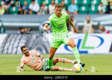 Wolfsburg, Germania. 06th ago, 2022. Primo : 08/06/2022, calcio, campionato 1st, 1st Bundesliga, Stagione 2022/2023, VfL Wolfsburg - SV Werder Bremen Leonardo Bittencourt (SV Werder Bremen) in duelli con Micky van de Ven (VfL Wolfsburg) Credit: dpa/Alamy Live News Foto Stock