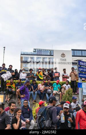 COLOMBO, SRI LANKA: 9th luglio 2022: Folla di manifestanti pacifici da parte del Kingsbury Hotel vicino al parlamento edifici come cittadini rovesciare il governo. Foto Stock