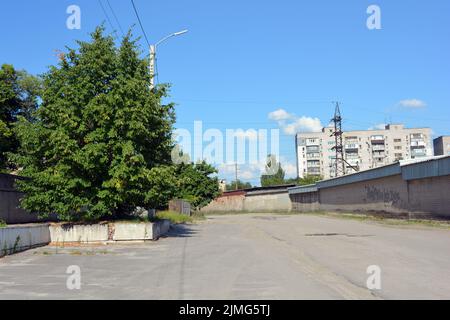 Edifici ed edifici, strade interessanti, alberi - progettazione paesaggistica nel centro della città di Dnipro, Ucraina. Foto Stock