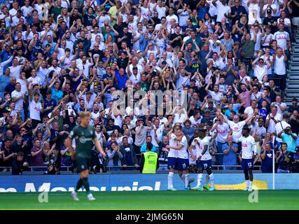 Dejan Kulusevski di Tottenham Hotspur festeggia con i suoi compagni di squadra dopo aver segnato il quarto gol della partita durante la partita della Premier League al Tottenham Hotspur Stadium di Londra. Data foto: Sabato 6 agosto 2022. Foto Stock