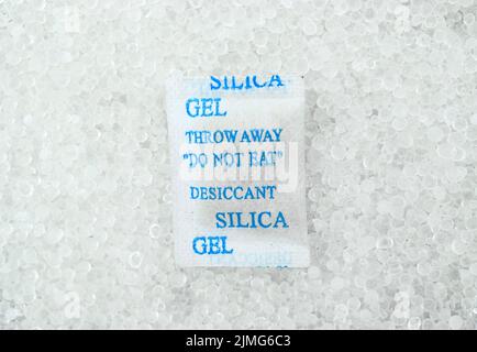 Bustine di nuovi cristalli di gel di silice. Si tratta di una sostanza  igroscopica. Assorbe e trattiene il vapore acqueo Foto stock - Alamy