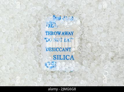 Bustine di nuovi cristalli di gel di silice. Si tratta di una sostanza  igroscopica. Assorbe e trattiene il vapore acqueo Foto stock - Alamy