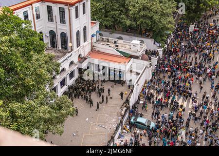 COLOMBO, SRI LANKA: 9th luglio 2022: Guardare giù su un gruppo di polizia di sommosse in base alla banca nazionale di Hatton e i manifestanti su Janadhipathi Mawatha. Foto Stock