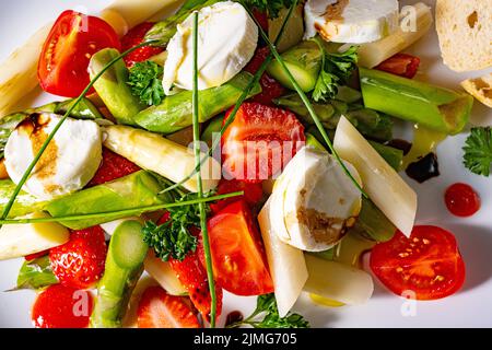 Insalata di asparagi con fragole, pomodori e formaggio di capra Foto Stock