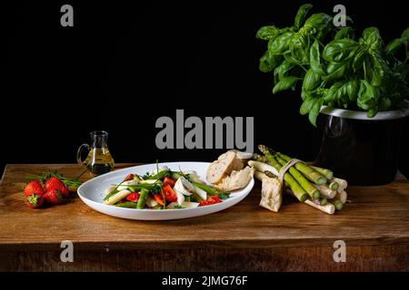 Insalata di asparagi con fragole, pomodori e formaggio di capra Foto Stock