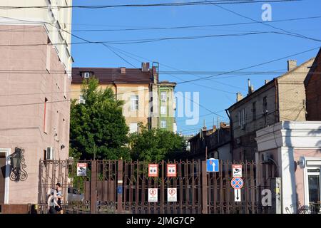 Edifici ed edifici, strade interessanti, alberi - progettazione paesaggistica nel centro della città di Dnipro, Ucraina. Foto Stock