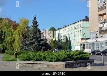 Edifici ed edifici, strade interessanti, alberi - progettazione paesaggistica nel centro della città di Dnipro, Ucraina. Foto Stock