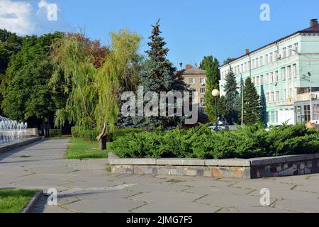 Edifici ed edifici, strade interessanti, alberi - progettazione paesaggistica nel centro della città di Dnipro, Ucraina. Foto Stock