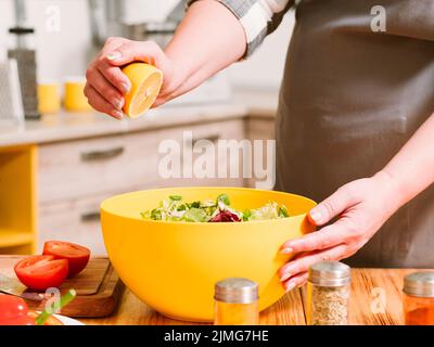 ricetta vegetariana condimento limone insalata di succo fresco Foto Stock