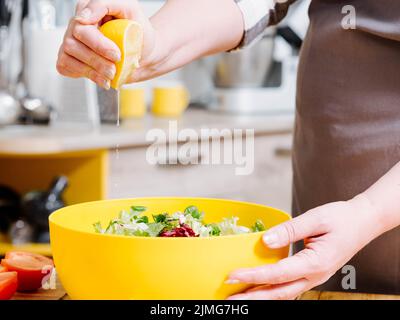 sana alimentazione limone condimento insalata succo fresco Foto Stock