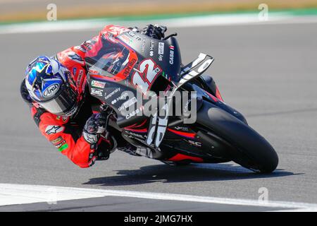 Towcester, Regno Unito. 06th ago 2022. Maverick VINALES (Spagna) dell'Aprilia Racing Team durante la sessione di prove libere 3 del Monster Energy Grand Prix MotoGP 2022 al circuito di Silverstone, Towcester, Inghilterra, il 6th agosto 2022. Foto di David Horn. Credit: Prime Media Images/Alamy Live News Foto Stock