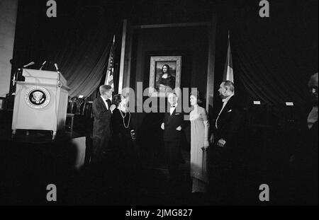 Il presidente degli Stati Uniti John Kennedy, U.S. First Lady Jacqueline Kennedy, il vicepresidente degli Stati Uniti Lyndon B. Johnson e altri che guardano a Mona Lisa, National Gallery of Art, Washington, D.C., USA, Marion S. Trikosko, U.S. News & World Report Magazine Photograph Collection, 8 gennaio 1963 Foto Stock