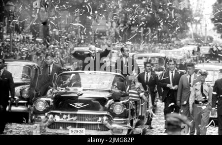 Il presidente degli Stati Uniti Dwight D. Eisenhower è in piedi in automobile accanto al presidente brasiliano Juscelino Kubitschek, sventolando alla folla durante la parata del nastro del ticker, Avenida Rio Branco, Rio de Janeiro, Brasile, USA, Marion S. Trikosko, U.S. News & World Report Magazine Photograph Collection, 24 febbraio 1960 Foto Stock