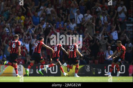 6th agosto 2022; Vitality Stadium, Boscombe, Dorset, Inghilterra: Premiership football, AFC Bournemouth contro Aston Villa: Jefferson Lerma di Bournemouth festeggia con la sua squadra dopo aver segnato nel 2nd minuti 1-0 Foto Stock