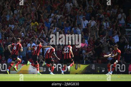 6th agosto 2022; Vitality Stadium, Boscombe, Dorset, Inghilterra: Premiership football, AFC Bournemouth contro Aston Villa: Jefferson Lerma di Bournemouth festeggia con la sua squadra dopo aver segnato nel 2nd minuti 1-0 Foto Stock