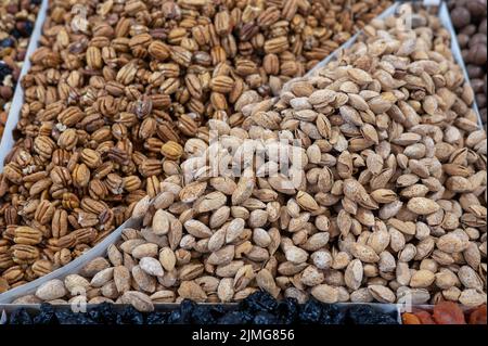 Frutta secca e noci sul mercato alimentare locale Foto Stock