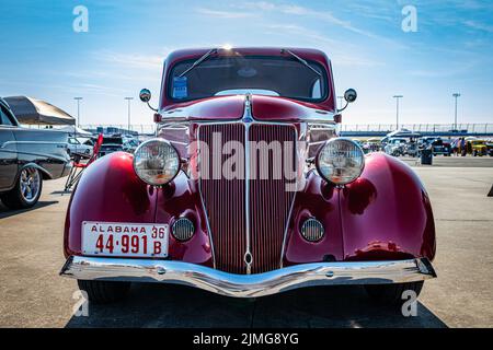 Libano, TN - 13 maggio 2022: Vista frontale in bassa prospettiva di una Ford Tudor berlina del 1936 in una mostra di auto locale. Foto Stock