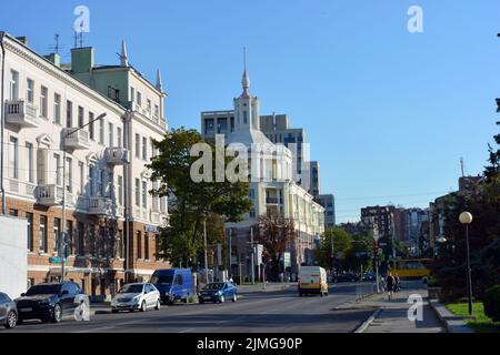 Edifici, strade interessanti, alberi - progettazione paesaggistica nel centro della città di Dnipro, vicino a Dnipropetrovsk Opera accademica e Teatro Balletto. Foto Stock