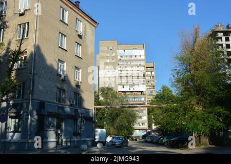 Edifici, strade interessanti, alberi - progettazione paesaggistica nel centro della città di Dnipro, vicino a Dnipropetrovsk Opera accademica e Teatro Balletto. Foto Stock