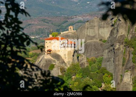Vista del Monastero di roccia attraverso il Foliage Foto Stock