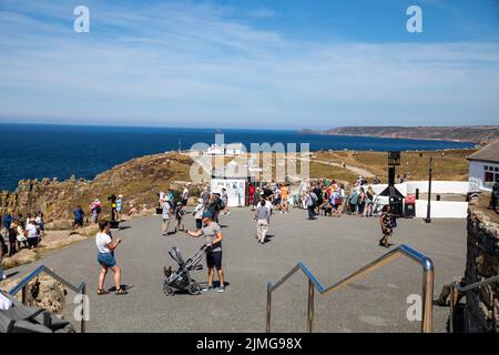 Land's End, Cornovaglia, Regno Unito, 6th agosto 2022, la gente era fuori godendo le viste stupefacenti e il sole glorioso sopra il Land's End in Cornovaglia durante un fine settimana occupato di festa della scuola.accreditamento: Keith Larby/Alamy Live News Foto Stock