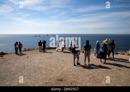 Land's End, Cornovaglia, Regno Unito, 6th agosto 2022, la gente era fuori godendo le viste stupefacenti e il sole glorioso sopra il Land's End in Cornovaglia durante un fine settimana occupato di festa della scuola.accreditamento: Keith Larby/Alamy Live News Foto Stock