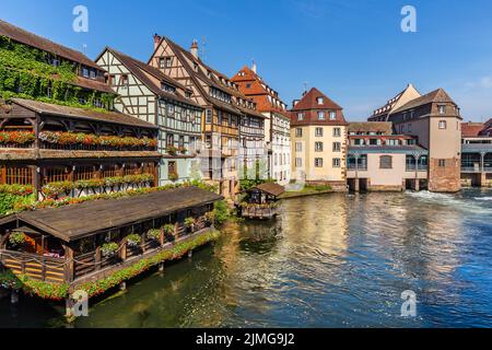 Vista panoramica degli edifici a graticcio che costeggiano il fiume Ill nel quartiere Petite France in mattinata. Strasburgo, Francia Foto Stock