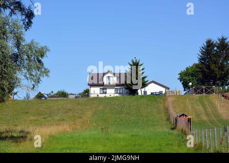 Case luminose, eleganti e simili a bambole, edifici privati sono situati intorno alla natura sorprendente, il fiume Bug nel villaggio di Ribenko-Nova, Polonia. Foto Stock