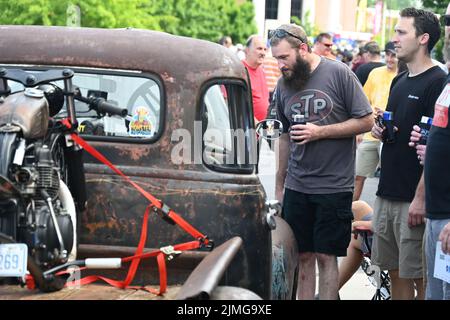 Durham, NC, USA, 6th agosto 2022, gli appassionati di auto si riuniscono per vedere le auto esotiche e classiche al mensile Cars and Coffee evento. Credit D Guest Smith / Alamy Live News Foto Stock