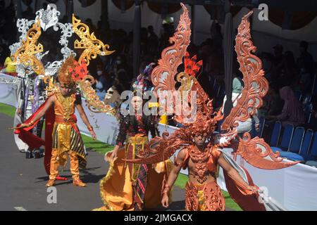(220806) -- JEMBER, 6 agosto 2022 (Xinhua) -- Performers partecipano al Jember Fashion Carnival (JFC) 2022 a Jember of East Java, Indonesia, 6 agosto 2022. (Foto di Kurniawan/Xinhua) Foto Stock