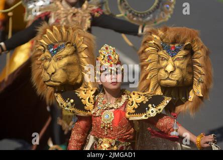 (220806) -- JEMBER, 6 agosto 2022 (Xinhua) -- Un performer partecipa al Jember Fashion Carnival (JFC) 2022 a Jember of East Java, Indonesia, 6 agosto 2022. (Foto di Kurniawan/Xinhua) Foto Stock