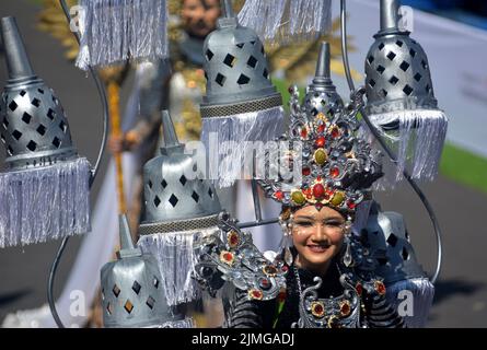 (220806) -- JEMBER, 6 agosto 2022 (Xinhua) -- Un performer partecipa al Jember Fashion Carnival (JFC) 2022 a Jember of East Java, Indonesia, 6 agosto 2022. (Foto di Kurniawan/Xinhua) Foto Stock