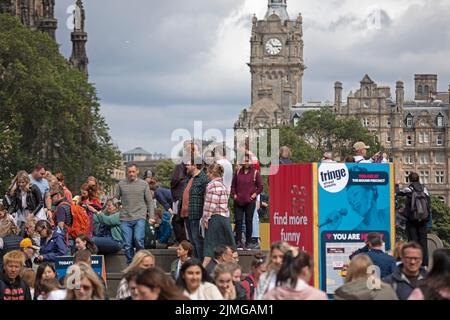 Edinburgh Festival Fringe, The Mound, Edimburgo, Scozia, Regno Unito. 6th agosto 2022. EdFringe on the Mound, 2nd giorni per artisti di strada e spettacoli per dimostrare e promuovere le loro capacità creative. Credit: ArchWhite/alamy Live news. Foto Stock