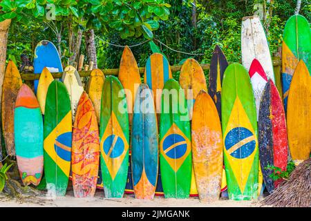 Tavole da surf colorate bandiera brasiliana Ilha Grande Rio de Janeiro Brasile. Foto Stock