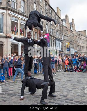 Edinburgh Festival Fringe, Royal Mile, Edimburgo, Scozia, Regno Unito. 6th agosto 2022. EdFringe on Royal Mile, 2nd giorni per artisti di strada e spettacoli per demonizzare e promuovere le loro capacità creative. I Black Blues Brothers tornano all'estate di Edinburgh Fringe. Questa incredibile troupe di acrobati africani ha stupito il pubblico in tutto il mondo e si è esibito per Papa Francesco in Vaticano e per la famiglia reale britannica al Royal Variety Show. Danza, Teatro fisico e Circus sono tutti inclusi nella loro esibizione presso la Sala Musica Assembly Rooms dal 3 al 28 agosto. Credit: ArchWhite/alamy Live news. Foto Stock