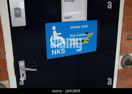 Un segno per un gabinetto unisex in Inghilterra. Foto Stock