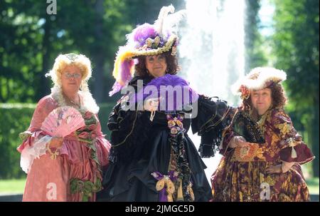 Lichtenwalde, Germania. 06th ago 2022. Gli artisti della Dresden Court Ladies Association si esibiscono nel parco del castello barocco Lichtenwalde. Il 06. E 07.08.2022 il festival del parco tradizionale si svolgerà a Lichtenwalde, dove le associazioni storiche vi invitano a viaggiare nel tempo. Credit: Sebastian Willnow/dpa/ZB/dpa/Alamy Live News Foto Stock