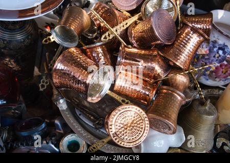 Un mazzo di tradizionali cialde di caffè in un mercato ad Atene Foto Stock