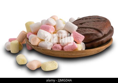 Torta Choco e mucchio di marshmallow multicolore in piatto di legno su sfondo bianco. Foto Stock