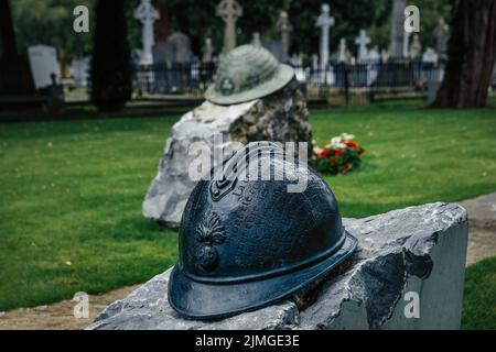 Primo piano sul casco di fanteria irlandese, un memoriale dei soldati caduti che combattevano in WW, il cimitero di Glasnevin Foto Stock