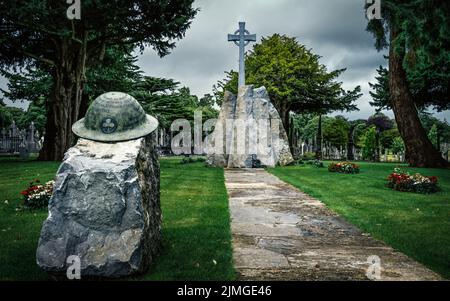 Caschetto di fanteria irlandese con la Croce Celtica come memoriale dei soldati caduti a WW, cimitero di Glasnevin, Irlanda Foto Stock