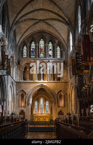 Altare principale splendidamente illuminato nella Cattedrale di San Patrizio, Irlanda Foto Stock