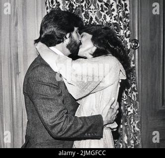 La stella televisiva Henry Winkler bacia la sua nuova moglie, Stacey Weitzman. Durante una telefonata in un hotel a Midtown Manhattan poco dopo il matrimonio del 5 maggio 1978. Foto Stock